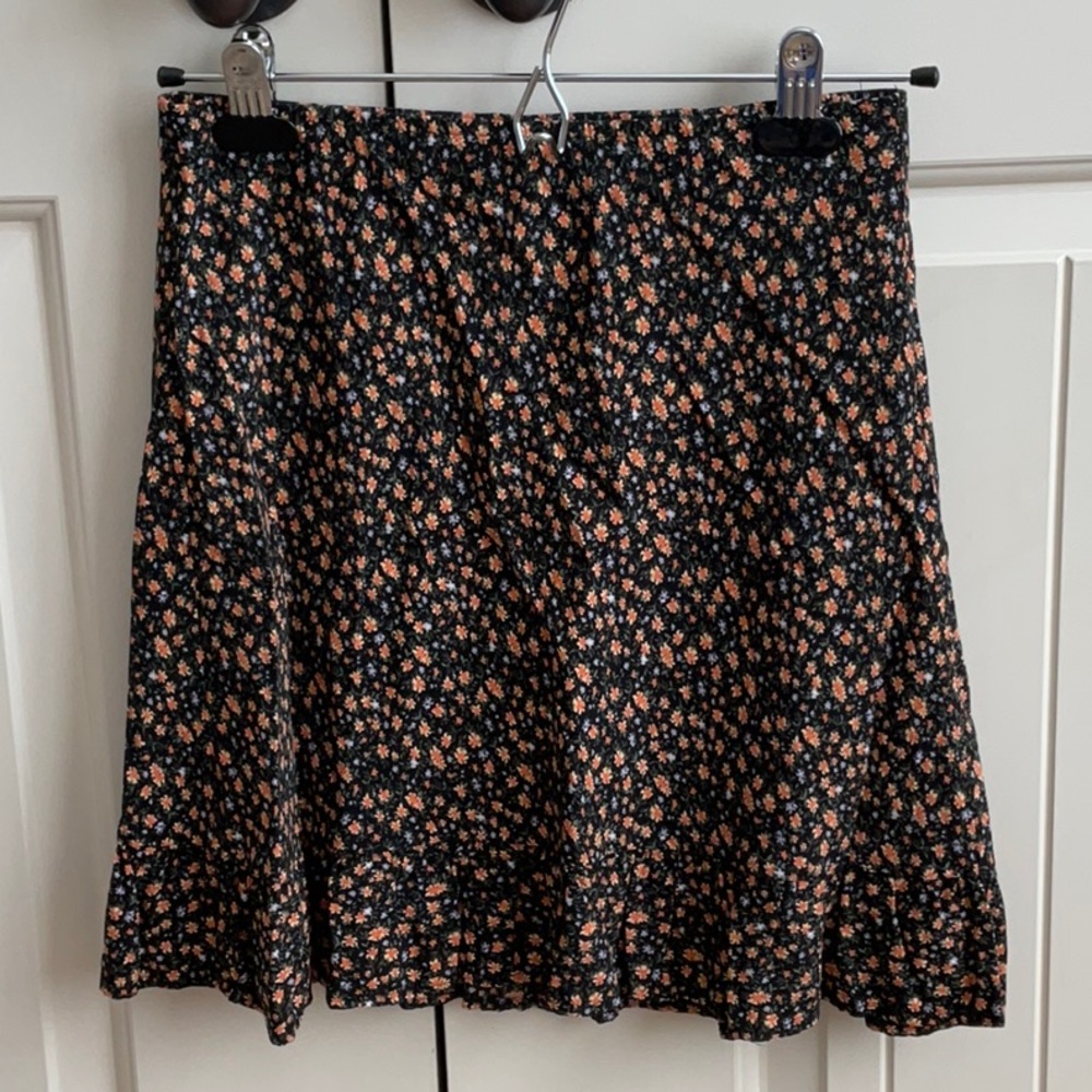 Junior’s floral mini skirt